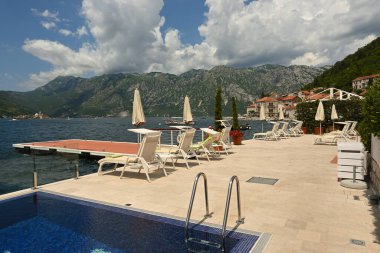 Perast, Karadağ - 6 Haziran 2022: Kotor körfezindeki Perast, turizm beldesi. Karadağ
