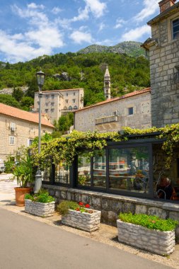 Perast, Karadağ - 6 Haziran 2022: Kotor körfezindeki Perast, turizm beldesi. Karadağ
