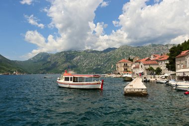Perast, Karadağ - 6 Haziran 2022: Kotor körfezindeki Perast, turizm beldesi. Karadağ