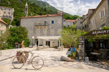 Perast, Karadağ - 6 Haziran 2022: Kotor körfezindeki Perast, turizm beldesi. Karadağ
