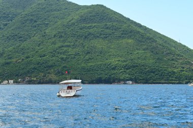 Perast, Karadağ - 6 Haziran 2022: Kotor körfezindeki Perast, turizm beldesi. Karadağ