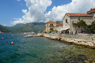 Perast, Karadağ - 6 Haziran 2022: Kotor körfezindeki Perast, turizm beldesi. Karadağ