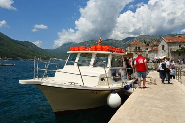 Perast, Karadağ - 6 Haziran 2022: Perast, Kotor körfezindeki turistik tatil beldesi kentinde tekne gezisi. Karadağ