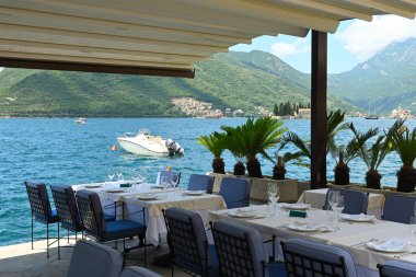 Perast, Karadağ - 6 Haziran 2022: Perast, Kotor körfezindeki turizm beldesi kasabasındaki sahil restoranı. Karadağ
