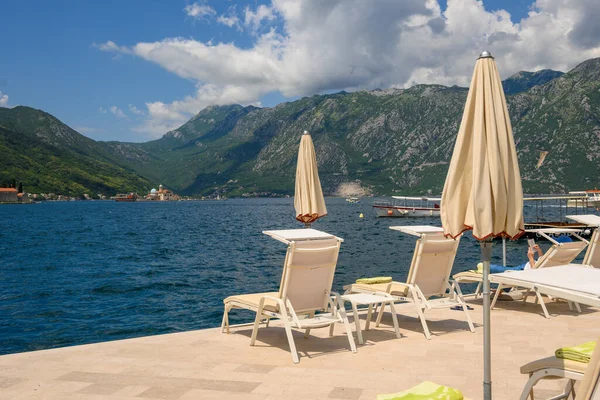 Perast, Karadağ - 6 Haziran 2022: Kotor körfezindeki Perast, turizm beldesi. Karadağ