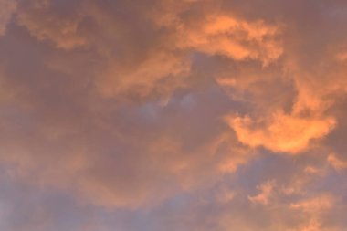 Gün batımında gökyüzünde inanılmaz bulutlar, doğal arkaplan
