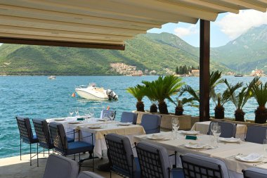 Perast, Karadağ - 6 Haziran 2022: Karadağ 'ın Perast kentindeki deniz kenarı restoranı