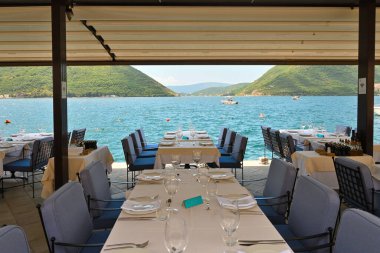 Perast, Karadağ - 6 Haziran 2022: Karadağ 'ın Perast kentindeki deniz kenarı restoranı