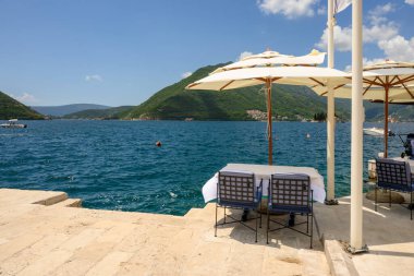 Karadağ 'ın Perast kentindeki deniz kenarı restoranı