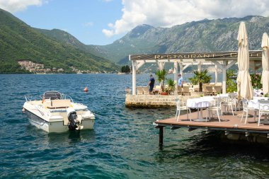 Perast, Karadağ - 6 Haziran 2022: Karadağ 'ın Perast kentindeki deniz kenarı restoranı