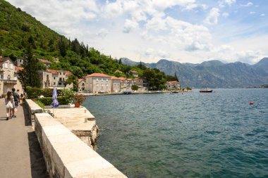 Perast, Karadağ - 6 Haziran 2022: Karadağ 'ın pitoresk kenti Perast