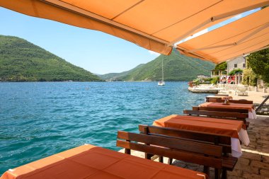 Karadağ 'ın Perast kentindeki deniz kenarı restoranı