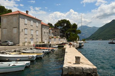Perast, Karadağ - 6 Haziran 2022: Karadağ 'ın pitoresk kenti Perast