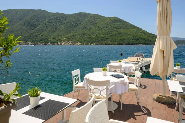 Perast, Karadağ - 6 Haziran 2022: Karadağ 'ın Perast kentindeki deniz kenarı restoranı