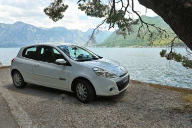 Perast, Karadağ - Haziran 2022: Renault arabası Karadağ 'ın Kotor Körfezi kıyısına park etti