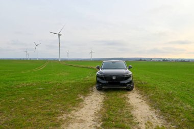 Puck, Polonya - 16 Nisan 2023: Kır yolundaki bir tarlada park edilmiş siyah Honda HR-V melezinin yeni modeli