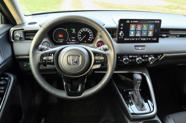 Puck, Polonya - 16 Nisan 2023: Honda HR-V 'nin iç aksesuarları