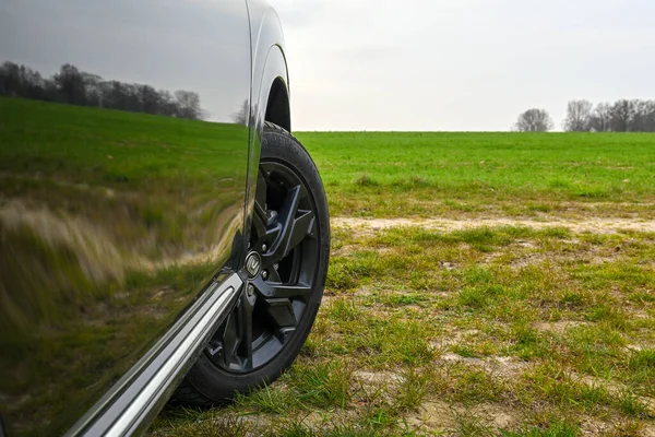 Puck, Polonya - 16 Nisan 2023: Bir taşra yolundaki arabanın ön tekerleğini kapatın. Honda HR-V 'nin arka tarafı