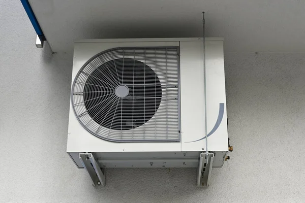 Unidade Exterior Compressor Condicionado Instalada Fora Edifício — Fotografia de Stock