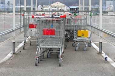 Rumia, Polonya - 16 Nisan 2023: Auchan hipermarketi yakınlarındaki alışveriş arabaları