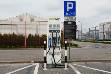 Rumia, Polonya - 16 Nisan 2023: Sokaktaki elektrikli arabaların şarj noktası