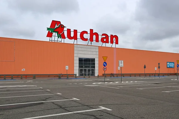 Rumia Polska Kwietnia 2023 Logo Auchan Fasadzie Sklepu Auchan Francuska — Zdjęcie stockowe