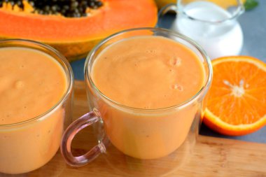 Taze papaya, muz, portakal suyu ve hindistan cevizi sütü.