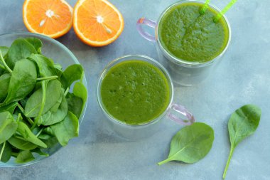 Taze ıspanak, muz ve portakal suyu. Detoks yeşil içecek