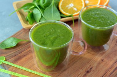 Taze ıspanak, muz ve portakal suyu. Detoks yeşil içecek