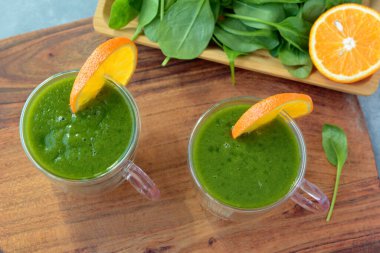 Taze ıspanak, muz ve portakal suyu. Detoks yeşil içecek