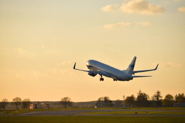 Uçak gün batımında kalkıyor.