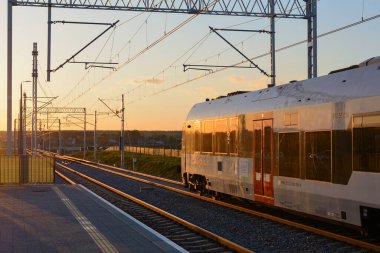 Gdansk, Polonya - 30 Nisan 2023: Pomeranya Metropolitan Demiryolu, Gdansk. Gdansk şehrini Havalimanı ve Kashubia 'ya bağlayan toplu taşıma