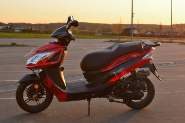 Gdansk, Polonya - 30 Nisan 2023: Junak RS 607 modern sokak scooter 'ı. Kentsel alanlarda iyi çalışan bir scooter modeli