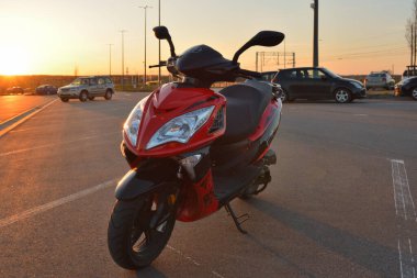 Gdansk, Polonya - 30 Nisan 2023: Junak RS 607 modern sokak scooter 'ı. Kentsel alanlarda iyi çalışan bir scooter modeli