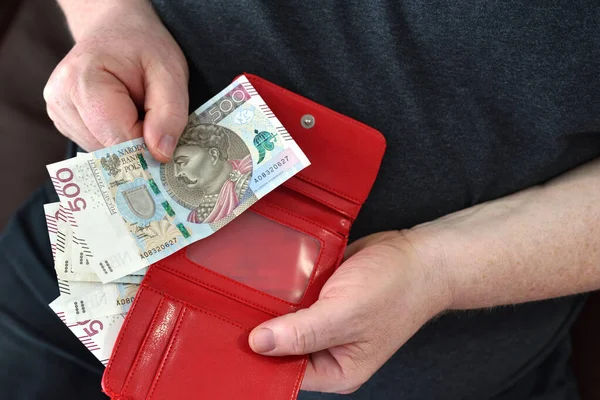 手を保持財布でポリッシュ通貨お金 定年後の高齢者の金融安全保障の概念 — ストック写真