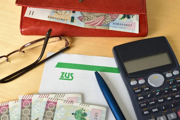 グダニスク ポーランド 2023年5月3日 Zus 国民社会保険会社 のロゴ紙に印刷し お金を磨く — ストック写真