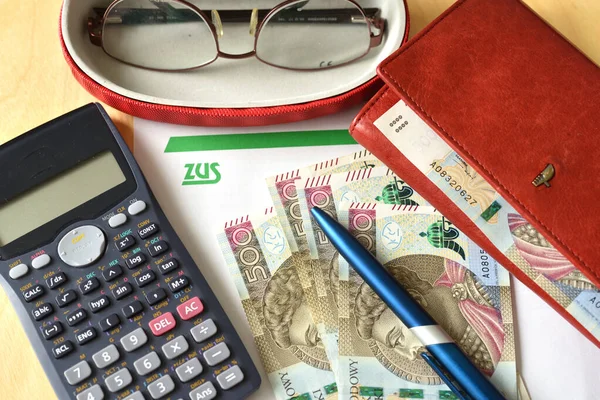 グダニスク ポーランド 2023年5月3日 Zus 国民社会保険会社 のロゴ紙に印刷し お金を磨く ロイヤリティフリーのストック画像