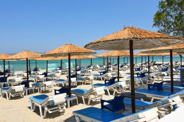 Kos, Yunanistan - 7 Mayıs 2023: Marmari kumsalındaki güneş pansiyonları. Yunanistan 'ın Kos Adası