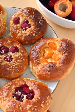 Taze meyveli ev yapımı maya ruloları: ahududu, çilek, kayısı.