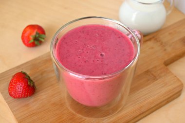 Soğuk sütle taze çilekli smoothie.