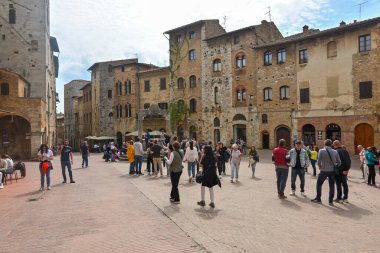 San Gimignano, İtalya - 30 Nisan 2023 San Gimignano 'daki Piazza della Cisterna Meydanı