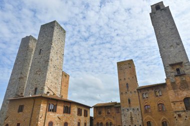 Ortaçağ 'ın San Gimignano kasabası, Siena eyaletinin ikonik bir kasabası ve İtalya' nın Toskana şehrinin en çok ziyaret edilen yerlerinden biri.