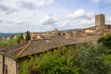 Tuscany, İtalya 'daki eski San Gimignano kasabasının çatıları.