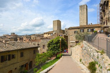 San Gimignano, İtalya - 30 Nisan 2023: Tuscany, İtalya 'da San Gimignano ortaçağ kasabası