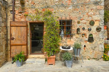 Monteriggioni, İtalya - 30 Nisan 2023: Monteriggioni, İtalya 'da güzel bir İtalyan mimarisi