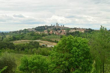 Toskana manzarası. İtalya 'nın Siena eyaletindeki San Gimignano ortaçağ kasabası