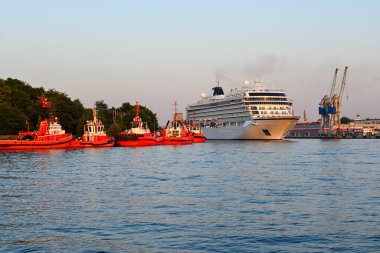 Gdansk 'taki liman kanalı. Gdansk Limanı, Polonya 'nın en eski ve en büyük limanıdır.