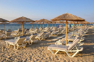 Marmari 'nin kumlu sahilindeki güneş pansiyonları. Yunanistan 'ın Kos Adası