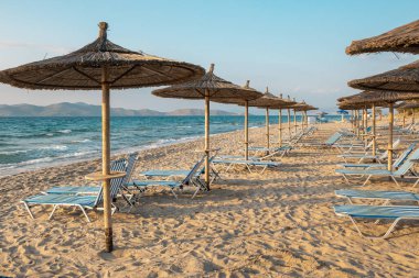 Marmari 'nin kumlu sahilinde güneşli yataklar. Yunanistan 'ın Kos Adası