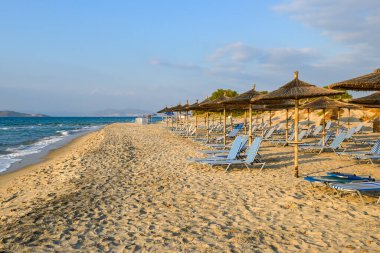 Marmari 'nin kumlu sahilinde güneşli yataklar. Yunanistan 'ın Kos Adası